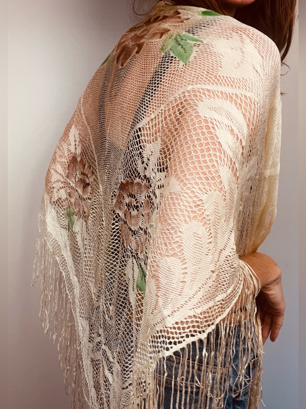 Vintage Hand-Painted Floral Lace Shawl – Cream Openwork Mesh & Macramé Fringe